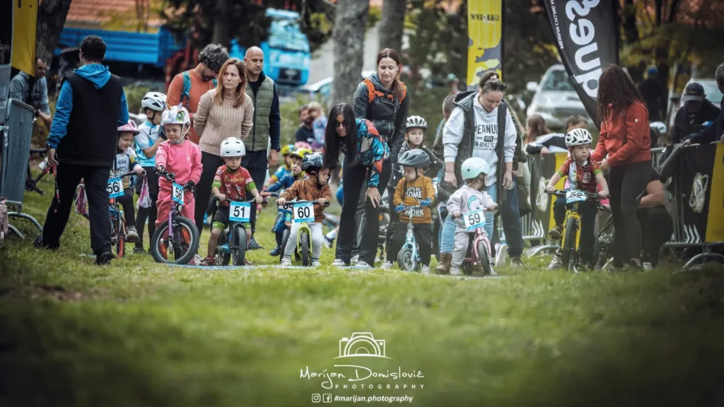 Božićna dječja MTB utrka u Pakoštanima – djeca na biciklima tijekom Adventa