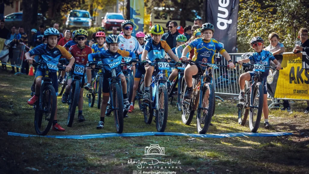 Božićna dječja MTB utrka u Pakoštanima – djeca na biciklima tijekom Adventa