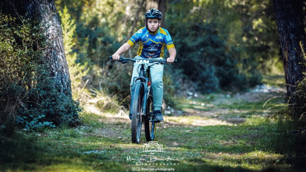 Božićna dječja MTB utrka u Pakoštanima – djeca na biciklima tijekom Adventa