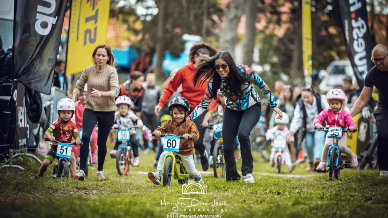 Božićna dječja MTB utrka u Pakoštanima – djeca na biciklima tijekom Adventa