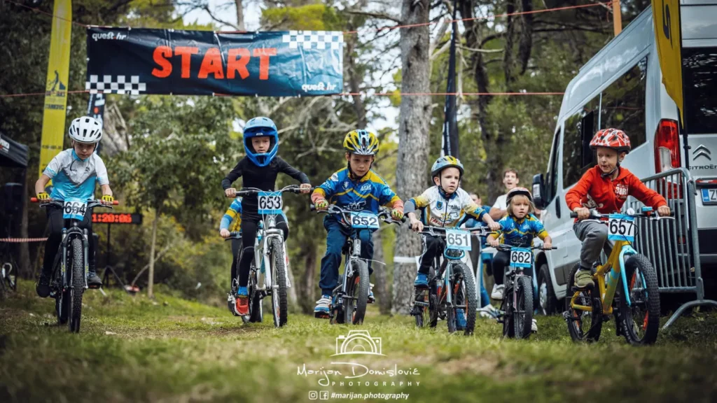 Božićna dječja MTB utrka u Pakoštanima – djeca na biciklima tijekom Adventa