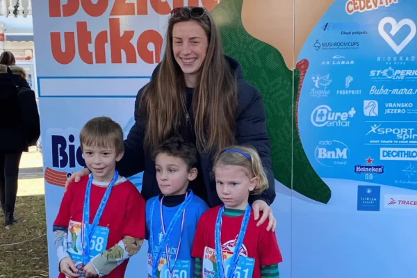 Natjecatelji na Božićnoj utrci u Biogradu 2025. uz mažoretkinje i milenijsku fotografiju