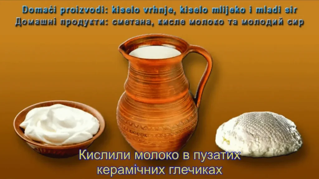 Domaći mliječni proizvodi ukrajinskih doseljenika: kiselo vrhnje, kiselo mlijeko i mladi sir pripremljeni u keramičkim posudama.