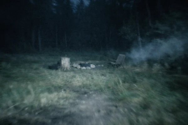 Široki kadar found footage stila u šumi, ručna kamera i mračno okruženje stvaraju dojam autentične pronađene snimke
