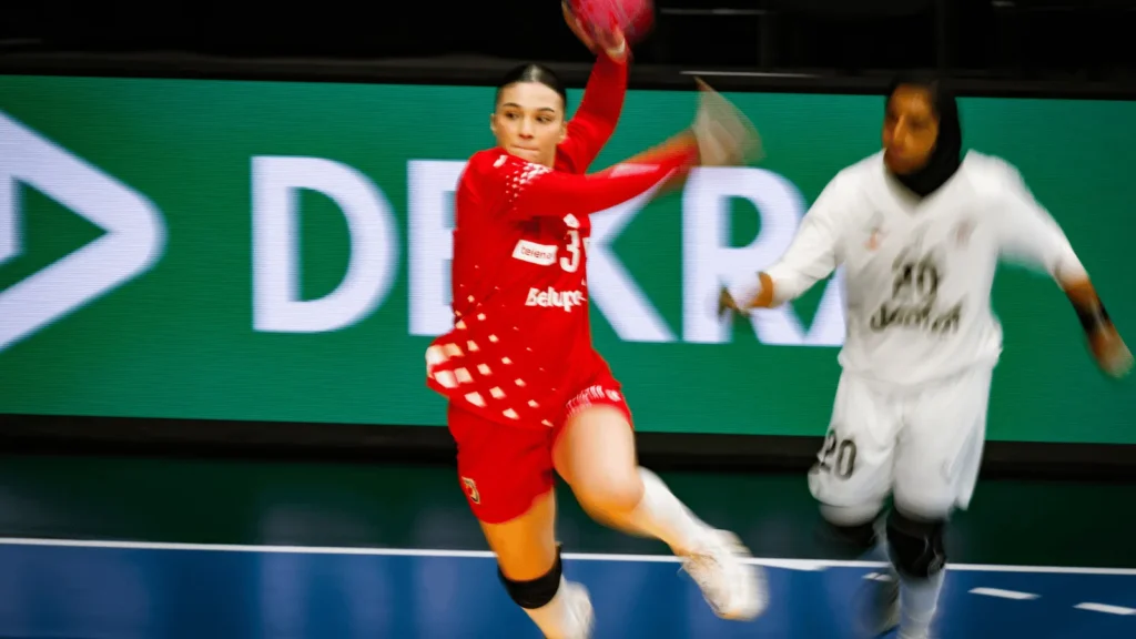 igračica ženske rukometne reprezentacije u akciji