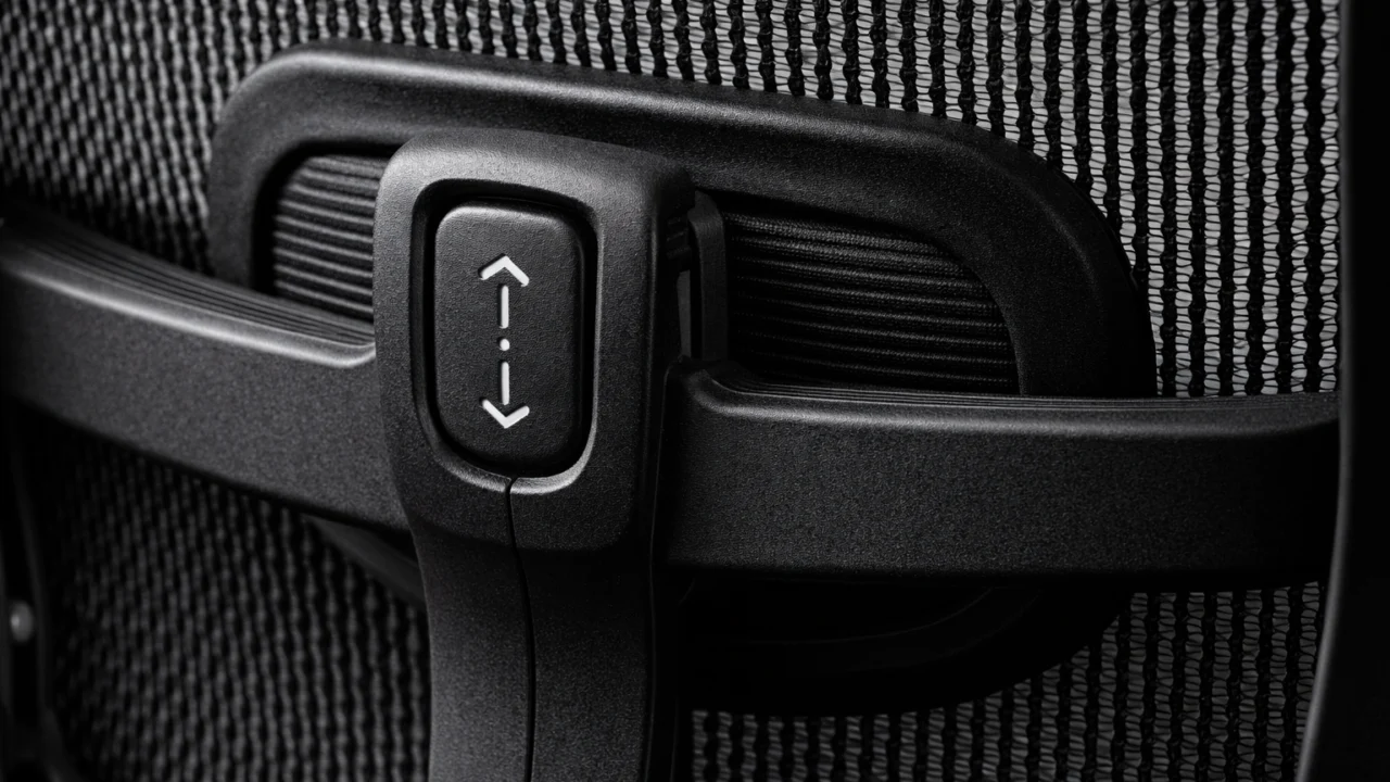 Detalj lumbalne potpore na ergonomskoj uredskoj stolici za pravilno držanje kralježnice