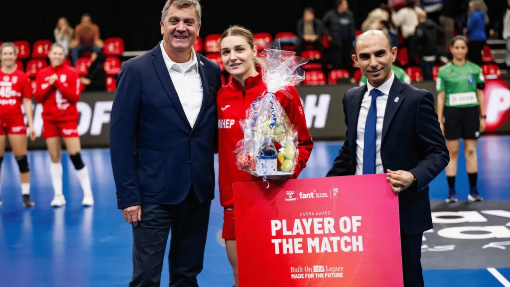 katja vuković prima nagradu za igračicu utakmice