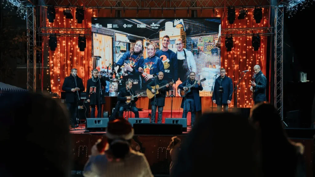 Klapa Kontrada na adventskoj pozornici u Zadru slavi 20 godina rada