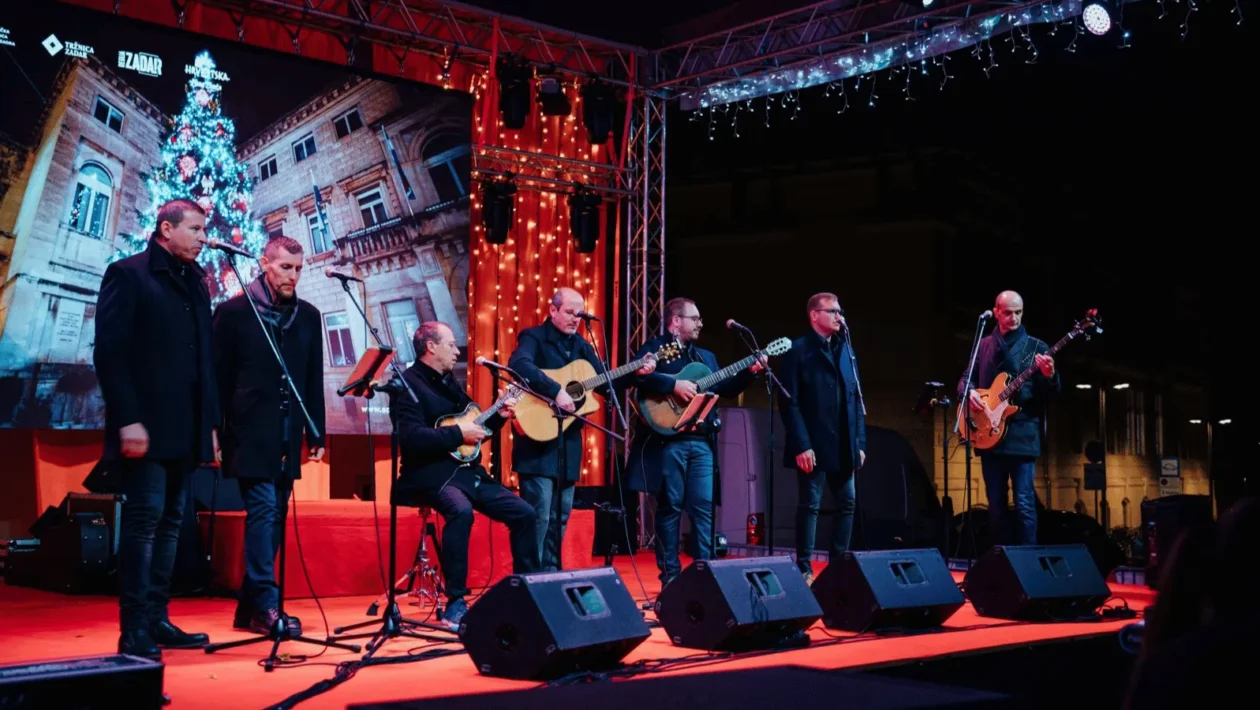 Klapa Kontrada na adventskoj pozornici u Zadru slavi 20 godina rada
