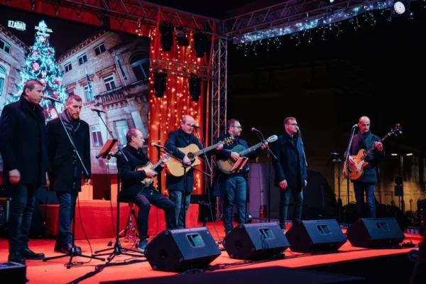 Klapa Kontrada na adventskoj pozornici u Zadru slavi 20 godina rada