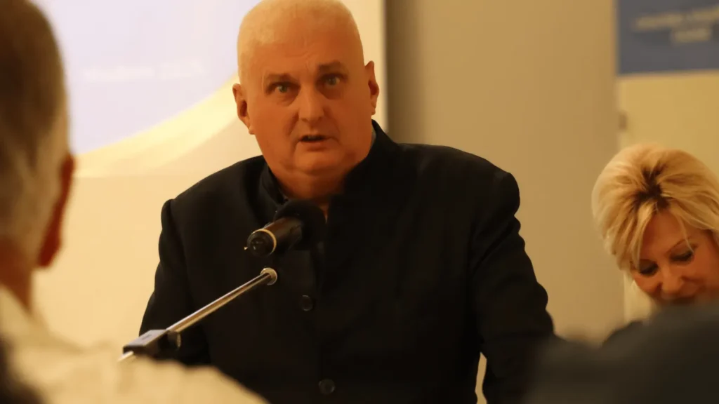 nikola šimić tonin za govornicom