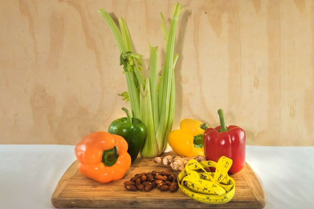 Pogled odozgo na svježe voće i povrće na drvenom stolu, simbolizirajući uravnoteženu prehranu za jačanje imuniteta.