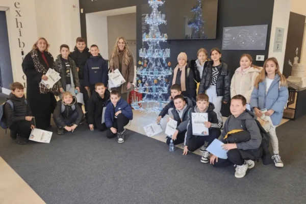 Učenici sudjeluju na restauratorskoj radionici u Muzeju antičkog stakla u Zadru