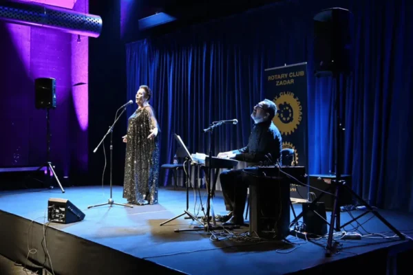 Radojka Šverko nastupa na dobrotvornom koncertu Rotary kluba Zadar u Providurovoj palači