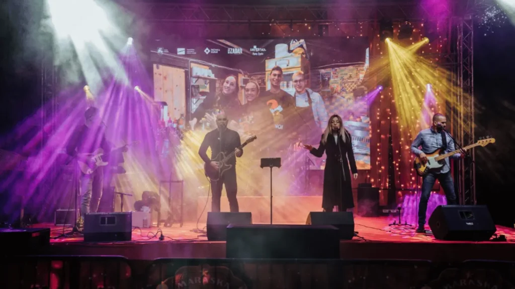 Advent u Zadru s koncertima Vojka V., Dražena Zečića, Zaratina i talijanskih izvođača na adventskoj pozornici