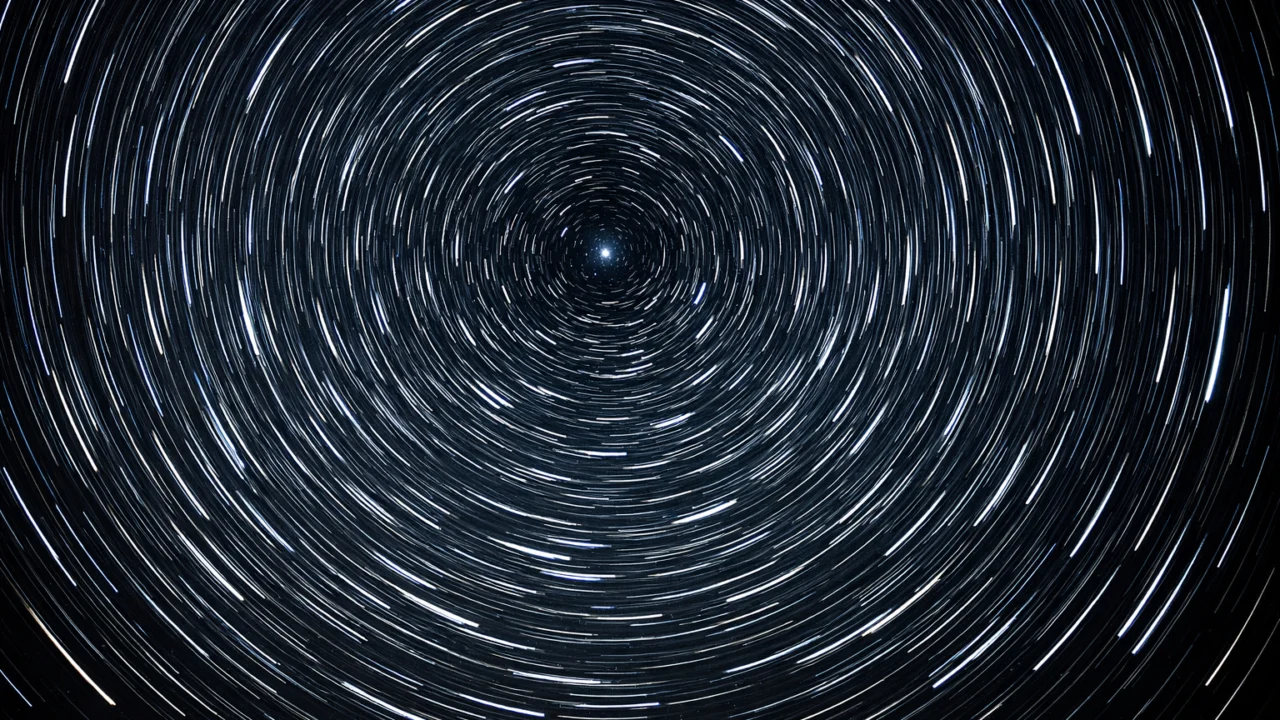 Zvjezdani tragovi oko Sjevernjače koji prikazuju rotaciju Zemlje i važnost te zvijezde za navigaciju