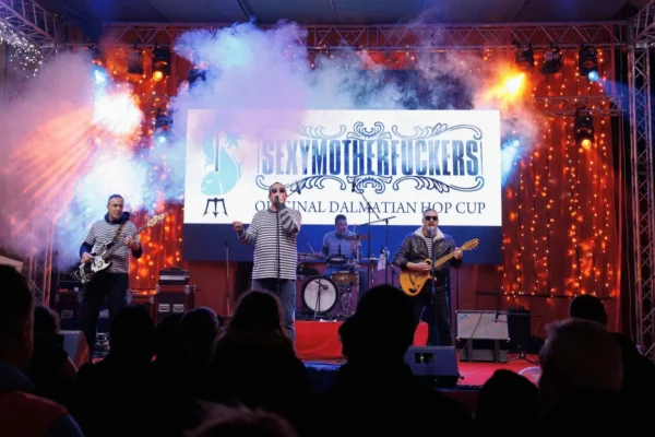 Sexymotherf's bend nastupa na adventskom trgu u Zadru 28. prosinca uz veliko iznenađenje
