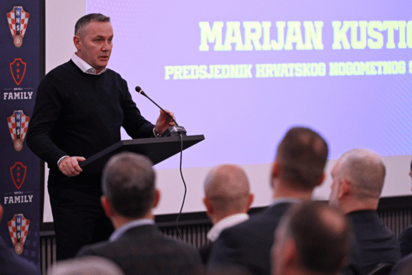 marijan kustić drži uvodnu riječ na Treneri na godišnjem seminaru HNS-a, temelj hrvatskog nogometa