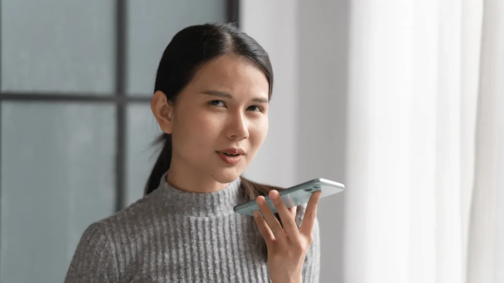 ženska osoba koristi mobitel za pristup umjetnoj inteligenciji