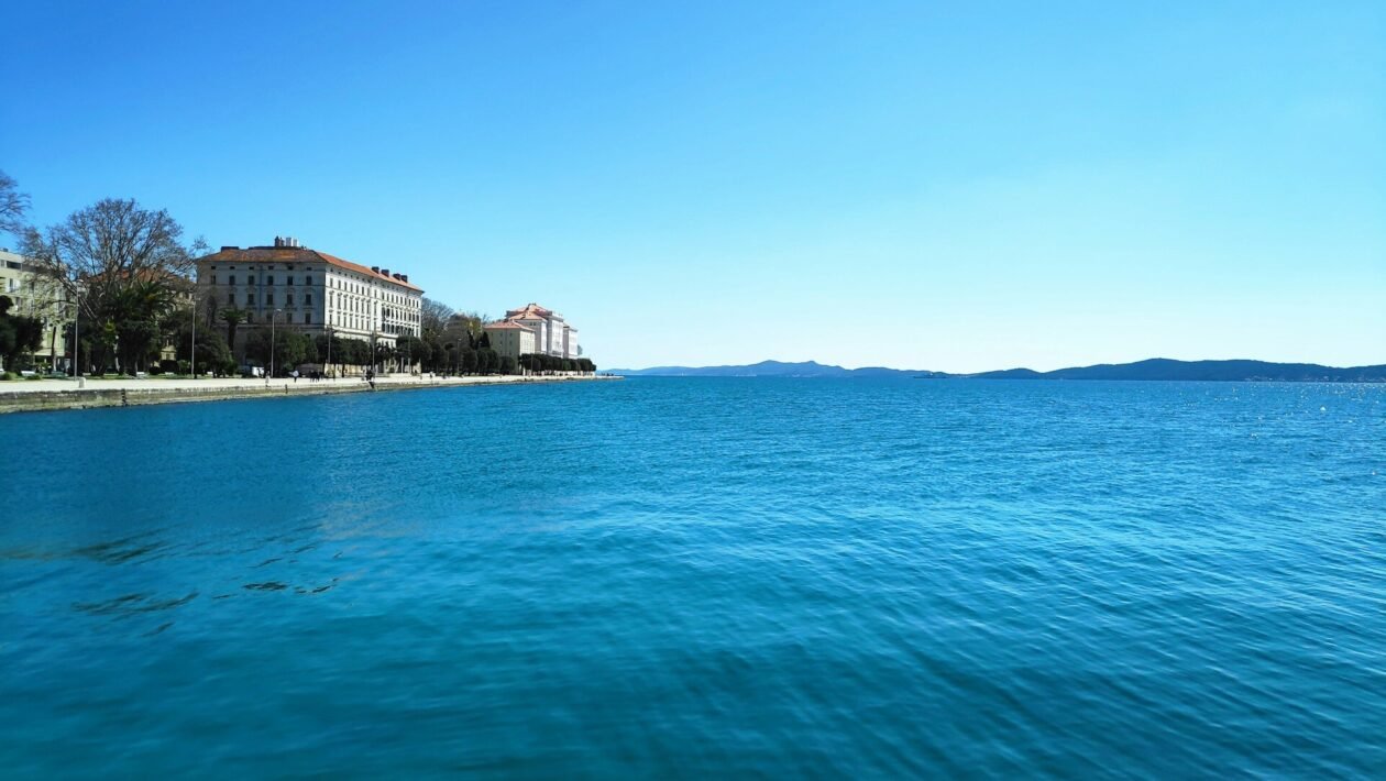 Oblačno zimsko jutro u Zadru uz umjeren vjetar