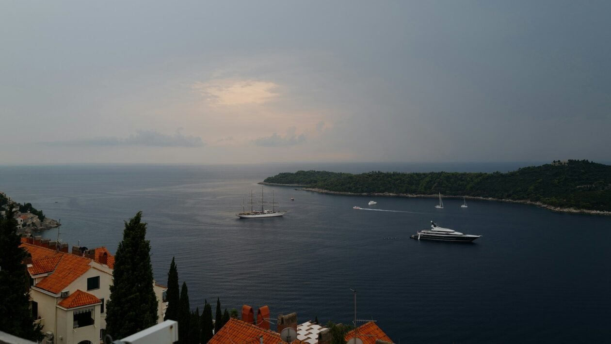 Oblačno jutro uz more na Pašmanu