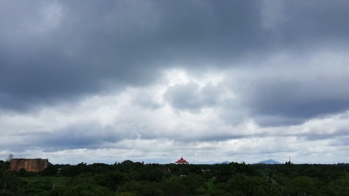 Pogled na oblačno nebo iznad Pakoštana.