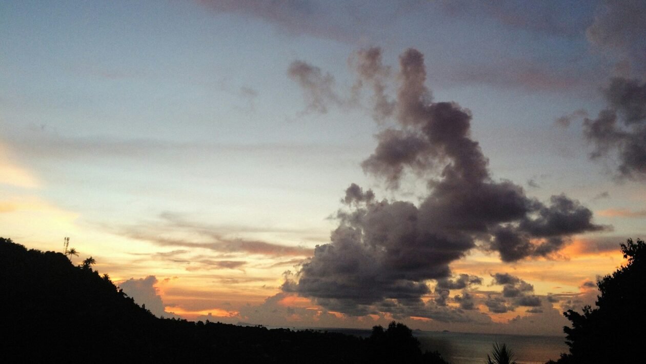 Večernje nebo iznad Dugog otoka s oblacima.