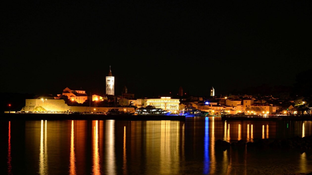 Večernji pogled na zadarske otoke pod gustim oblacima