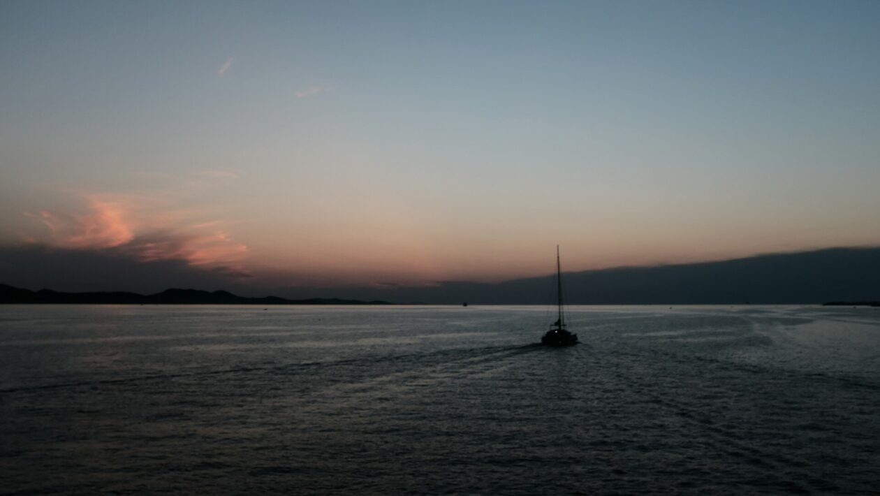 Oblačno večernje nebo iznad Zadra