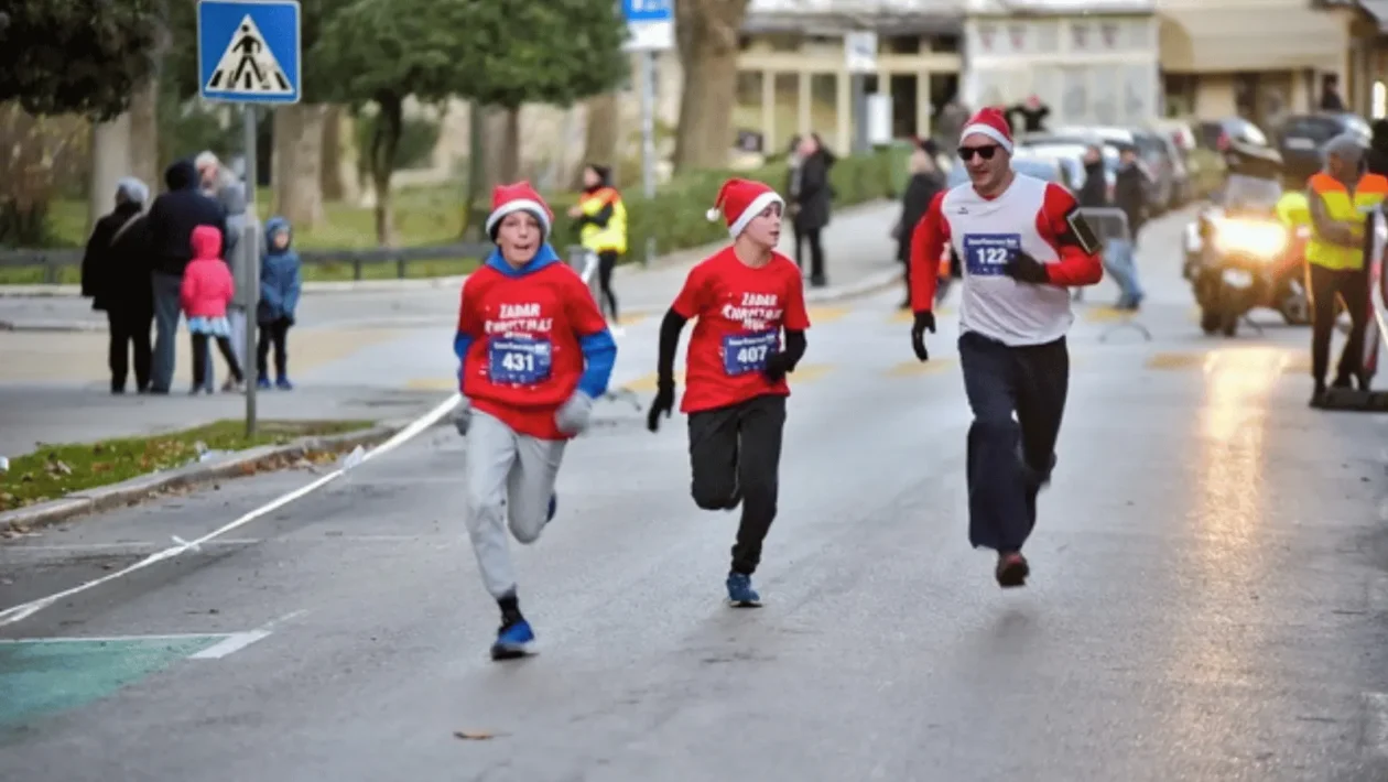Trkači na Zadar Christmas Run 2025 uz obalu i božićni ugođaj