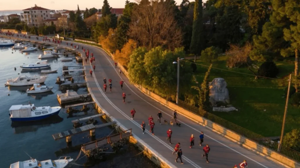 Trkači na Zadar Christmas Run 2025 uz obalu i božićni ugođaj