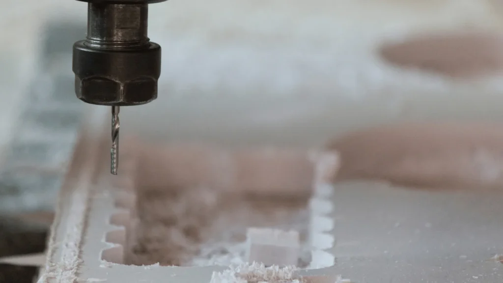 Uvod Bušenje rupa u pločicama i žbuci može biti pravi izazov, čak i za iskusne majstore. Pločice su krhke i sklone pucanju, a nepravilno bušenje može dovesti do ozbiljnih oštećenja koja zahtijevaju skup popravak. Isto tako, nepravilno bušenje može uzrokovati da rupa ne bude ravna, što može utjecati na estetiku i funkcionalnost prostora. Kako biste izbjegli ove probleme, važno je poznavati pravilne tehnike i koristiti odgovarajuće alate. U ovom članku istražit ćemo korake i trikove koji će vam pomoći da izbušite rupu upravo onako kako želite – ravno i bez oštećenja. Naučit ćete kako pravilno pripremiti površinu, odabrati pravi alat i primijeniti tehniku koja osigurava uspjeh. Bez obzira jeste li početnik ili imate iskustva, ove praktične savjete možete lako primijeniti u praksi. Uz detektore, specijalne bušilice i jednostavne zaštitne trikove, možete izbušiti rupu bez straha od pucanja pločica ili oštećenja žbuke. Krenimo s osnovama kako biste bili sigurni u svaki svoj korak. Što to znači Bušenje ravne i čiste rupe bez oštećenja znači da ste uspjeli probiti pločicu, zid ili žbuku bez stvaranja pukotina, neravnina ili mrlja. To je posebno važno u prostorijama poput kupaonica i kuhinja, gdje su pločice često dekorativni, ali i funkcionalni elementi. Oštećenje pločica ne samo da narušava estetiku prostora već može izazvati i probleme poput prodiranja vlage. Kada govorimo o “ravnoj rupi”, mislimo na rupu koja je izbušena okomito ili pod točno željenim kutom, bez odstupanja. Ovo je ključno za pravilno postavljanje vijaka, tipli ili nosača. Na primjer, ako postavljate nosač za ručnik u kupaonici, a rupa nije ravna, nosač može stajati ukoso, što nije samo neestetski već i nepraktično. Razumijevanje materijala s kojim radite također je ključ uspjeha. Pločice su često izrađene od keramike, porculana ili stakla, a svaki od ovih materijala ima svoje posebnosti. Keramika je mekša i lakša za bušenje, dok je porculan tvrđi i zahtijeva više pažnje. Žbuka, s druge strane, može biti mekana ili tvrda ovisno o vrsti i starosti zida. Kako funkcionira Priprema površine Priprema je ključna. Prvo, očistite površinu pločice ili zida kako biste uklonili prašinu i masnoće. Ovaj korak osigurava dobru vidljivost i sprječava klizanje bušilice. Ako bušite pločice, označite točno mjesto gdje želite napraviti rupu koristeći marker ili komad ljepljive trake. Ljepljiva traka također može pomoći u sprječavanju pucanja jer smanjuje vibracije. Odabir alata Pravi alati čine razliku. Za bušenje pločica preporučuje se uporaba bušilice s podesivom brzinom i svrdla za keramiku ili staklo. Ova svrdla obično imaju vrh obložen dijamantima ili volfram-karbidom, što ih čini dovoljno oštrim i izdržljivim. Ako bušite žbuku ili zid, koristite svrdla za beton i razmislite o korištenju udarne bušilice. Osoba priprema zid za bušenje pomoću zaštitne trake i ravnala, osiguravajući preciznost i zaštitu od oštećenja. Photo by Ömer Haktan Bulut on Unsplash Tijekom bušenja Prilikom bušenja, ključ je strpljenje. Započnite s niskom brzinom kako biste izbjegli pregrijavanje svrdla i oštećenje pločice. Kada probijete glazuru pločice, možete povećati brzinu, no uvijek pazite da ne forsirate bušilicu. Ako osjetite otpor, stanite i provjerite stanje svrdla i površine. Za dodatnu preciznost, koristite vodilicu za bušenje koja drži bušilicu stabilnom. Ovo je posebno korisno za početnike ili kod bušenja na klizavim površinama. Praktični primjeri Primjer 1: Postavljanje ogledala u kupaonici. Ako trebate izbušiti rupe za nosače ogledala, prvo označite točke na pločicama. Zalijepite komad trake preko oznake kako biste spriječili klizanje svrdla. Koristite svrdlo za keramiku i počnite bušiti na niskoj brzini. Nakon što probijete pločicu, zamijenite svrdlo onim za beton kako biste nastavili bušenje u zidu. Primjer 2: Montaža kuhinjskih polica. Kod bušenja kroz keramičke pločice u kuhinji, postupak je sličan – koristite marker za precizno označavanje, ljepljivu traku za zaštitu i svrdla za keramiku i beton. Također, uvijek provjerite ima li ispod pločice električnih instalacija pomoću detektora. Primjer 3: Bušenje rupa na vanjskim zidovima. Ako bušite kroz žbuku ili opeku, koristite udarnu bušilicu i svrdla za beton. Pripremite područje oko mjesta bušenja kako biste uhvatili prašinu, primjerice pomoću ljepljive trake postavljene ispod rupe. Benefiti i primjena Pravilno bušenje ne samo da osigurava estetski rezultat već i produljuje vijek trajanja pločica i zida. Osim toga, pravilno izbušene rupe omogućuju sigurno postavljanje nosača, polica, ogledala i drugih elemenata. Ovo je posebno važno u prostorima koji su izloženi vlazi ili čestim promjenama temperature, poput kupaonica i vanjskih zidova. Primjena ovih tehnika nije ograničena samo na kućanstva. Mnoge industrije, uključujući građevinu i dizajn interijera, oslanjaju se na precizno bušenje kako bi osigurale kvalitetu i sigurnost svojih projekata. Na primjer, postavljanje staklenih pregrada u uredima zahtijeva precizno bušenje rupa kroz staklo i pločice. Osim toga, pravilno bušenje smanjuje rizik od skupih popravaka. Puknuta pločica često zahtijeva zamjenu cijele plohe, što može biti skupo i dugotrajno. Primjenom pravilnih tehnika izbjegavate te probleme. Blizak prikaz svrdla za bušenje porculanskih pločica, ilustrirajući specijalizirani alat za izbjegavanje pucanja pločica. Photo by Declan Sun on Unsplash Najčešća pitanja Kako spriječiti klizanje bušilice na pločici? Zalijepite komad ljepljive trake preko mjesta gdje želite bušiti. Traka stvara trenje i sprječava klizanje svrdla. Također, koristite bušilicu s niskom brzinom na početku. Koje svrdlo koristiti za pločice? Koristite svrdla s vrhom od volfram-karbida ili dijamanta. Ova svrdla su posebno dizajnirana za rad s tvrdim i krhkim materijalima poput pločica. Što učiniti ako pločica pukne? Ako pločica pukne, odmah prekinite bušenje. Uklonite oštećenu pločicu i zamijenite je novom. Prije ponovnog bušenja, provjerite je li svrdlo ispravno i koristite zaštitne mjere poput ljepljive trake. Zaključak Bušenje rupa u pločicama i žbuci može zvučati zastrašujuće, ali uz pravu tehniku, alate i pripremu, možete izbjeći pucanje i oštećenja. Ključ uspjeha je u strpljenju, preciznosti i korištenju odgovarajuće opreme. Bez obzira radite li na renovaciji kupaonice, postavljanju kuhinjskih polica ili instaliranju dekoracija, ovim savjetima osigurat ćete profesionalne rezultate. Sljedeći put kada se suočite s izazovom bušenja, prisjetite se ovog vodiča i budite sigurni da ćete posao obaviti bez stresa i neugodnih iznenađenja. Više ovakvih tema pročitajte u kategoriji: DIY i uređenje doma