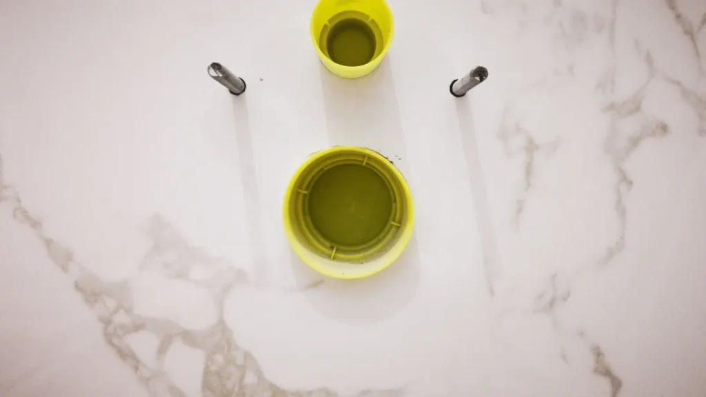 Uvod Bušenje rupa u pločicama i žbuci može biti pravi izazov, čak i za iskusne majstore. Pločice su krhke i sklone pucanju, a nepravilno bušenje može dovesti do ozbiljnih oštećenja koja zahtijevaju skup popravak. Isto tako, nepravilno bušenje može uzrokovati da rupa ne bude ravna, što može utjecati na estetiku i funkcionalnost prostora. Kako biste izbjegli ove probleme, važno je poznavati pravilne tehnike i koristiti odgovarajuće alate. U ovom članku istražit ćemo korake i trikove koji će vam pomoći da izbušite rupu upravo onako kako želite – ravno i bez oštećenja. Naučit ćete kako pravilno pripremiti površinu, odabrati pravi alat i primijeniti tehniku koja osigurava uspjeh. Bez obzira jeste li početnik ili imate iskustva, ove praktične savjete možete lako primijeniti u praksi. Uz detektore, specijalne bušilice i jednostavne zaštitne trikove, možete izbušiti rupu bez straha od pucanja pločica ili oštećenja žbuke. Krenimo s osnovama kako biste bili sigurni u svaki svoj korak. Što to znači Bušenje ravne i čiste rupe bez oštećenja znači da ste uspjeli probiti pločicu, zid ili žbuku bez stvaranja pukotina, neravnina ili mrlja. To je posebno važno u prostorijama poput kupaonica i kuhinja, gdje su pločice često dekorativni, ali i funkcionalni elementi. Oštećenje pločica ne samo da narušava estetiku prostora već može izazvati i probleme poput prodiranja vlage. Kada govorimo o “ravnoj rupi”, mislimo na rupu koja je izbušena okomito ili pod točno željenim kutom, bez odstupanja. Ovo je ključno za pravilno postavljanje vijaka, tipli ili nosača. Na primjer, ako postavljate nosač za ručnik u kupaonici, a rupa nije ravna, nosač može stajati ukoso, što nije samo neestetski već i nepraktično. Razumijevanje materijala s kojim radite također je ključ uspjeha. Pločice su često izrađene od keramike, porculana ili stakla, a svaki od ovih materijala ima svoje posebnosti. Keramika je mekša i lakša za bušenje, dok je porculan tvrđi i zahtijeva više pažnje. Žbuka, s druge strane, može biti mekana ili tvrda ovisno o vrsti i starosti zida. Kako funkcionira Priprema površine Priprema je ključna. Prvo, očistite površinu pločice ili zida kako biste uklonili prašinu i masnoće. Ovaj korak osigurava dobru vidljivost i sprječava klizanje bušilice. Ako bušite pločice, označite točno mjesto gdje želite napraviti rupu koristeći marker ili komad ljepljive trake. Ljepljiva traka također može pomoći u sprječavanju pucanja jer smanjuje vibracije. Odabir alata Pravi alati čine razliku. Za bušenje pločica preporučuje se uporaba bušilice s podesivom brzinom i svrdla za keramiku ili staklo. Ova svrdla obično imaju vrh obložen dijamantima ili volfram-karbidom, što ih čini dovoljno oštrim i izdržljivim. Ako bušite žbuku ili zid, koristite svrdla za beton i razmislite o korištenju udarne bušilice. Osoba priprema zid za bušenje pomoću zaštitne trake i ravnala, osiguravajući preciznost i zaštitu od oštećenja. Photo by Ömer Haktan Bulut on Unsplash Tijekom bušenja Prilikom bušenja, ključ je strpljenje. Započnite s niskom brzinom kako biste izbjegli pregrijavanje svrdla i oštećenje pločice. Kada probijete glazuru pločice, možete povećati brzinu, no uvijek pazite da ne forsirate bušilicu. Ako osjetite otpor, stanite i provjerite stanje svrdla i površine. Za dodatnu preciznost, koristite vodilicu za bušenje koja drži bušilicu stabilnom. Ovo je posebno korisno za početnike ili kod bušenja na klizavim površinama. Praktični primjeri Primjer 1: Postavljanje ogledala u kupaonici. Ako trebate izbušiti rupe za nosače ogledala, prvo označite točke na pločicama. Zalijepite komad trake preko oznake kako biste spriječili klizanje svrdla. Koristite svrdlo za keramiku i počnite bušiti na niskoj brzini. Nakon što probijete pločicu, zamijenite svrdlo onim za beton kako biste nastavili bušenje u zidu. Primjer 2: Montaža kuhinjskih polica. Kod bušenja kroz keramičke pločice u kuhinji, postupak je sličan – koristite marker za precizno označavanje, ljepljivu traku za zaštitu i svrdla za keramiku i beton. Također, uvijek provjerite ima li ispod pločice električnih instalacija pomoću detektora. Primjer 3: Bušenje rupa na vanjskim zidovima. Ako bušite kroz žbuku ili opeku, koristite udarnu bušilicu i svrdla za beton. Pripremite područje oko mjesta bušenja kako biste uhvatili prašinu, primjerice pomoću ljepljive trake postavljene ispod rupe. Benefiti i primjena Pravilno bušenje ne samo da osigurava estetski rezultat već i produljuje vijek trajanja pločica i zida. Osim toga, pravilno izbušene rupe omogućuju sigurno postavljanje nosača, polica, ogledala i drugih elemenata. Ovo je posebno važno u prostorima koji su izloženi vlazi ili čestim promjenama temperature, poput kupaonica i vanjskih zidova. Primjena ovih tehnika nije ograničena samo na kućanstva. Mnoge industrije, uključujući građevinu i dizajn interijera, oslanjaju se na precizno bušenje kako bi osigurale kvalitetu i sigurnost svojih projekata. Na primjer, postavljanje staklenih pregrada u uredima zahtijeva precizno bušenje rupa kroz staklo i pločice. Osim toga, pravilno bušenje smanjuje rizik od skupih popravaka. Puknuta pločica često zahtijeva zamjenu cijele plohe, što može biti skupo i dugotrajno. Primjenom pravilnih tehnika izbjegavate te probleme. Blizak prikaz svrdla za bušenje porculanskih pločica, ilustrirajući specijalizirani alat za izbjegavanje pucanja pločica. Photo by Declan Sun on Unsplash Najčešća pitanja Kako spriječiti klizanje bušilice na pločici? Zalijepite komad ljepljive trake preko mjesta gdje želite bušiti. Traka stvara trenje i sprječava klizanje svrdla. Također, koristite bušilicu s niskom brzinom na početku. Koje svrdlo koristiti za pločice? Koristite svrdla s vrhom od volfram-karbida ili dijamanta. Ova svrdla su posebno dizajnirana za rad s tvrdim i krhkim materijalima poput pločica. Što učiniti ako pločica pukne? Ako pločica pukne, odmah prekinite bušenje. Uklonite oštećenu pločicu i zamijenite je novom. Prije ponovnog bušenja, provjerite je li svrdlo ispravno i koristite zaštitne mjere poput ljepljive trake. Zaključak Bušenje rupa u pločicama i žbuci može zvučati zastrašujuće, ali uz pravu tehniku, alate i pripremu, možete izbjeći pucanje i oštećenja. Ključ uspjeha je u strpljenju, preciznosti i korištenju odgovarajuće opreme. Bez obzira radite li na renovaciji kupaonice, postavljanju kuhinjskih polica ili instaliranju dekoracija, ovim savjetima osigurat ćete profesionalne rezultate. Sljedeći put kada se suočite s izazovom bušenja, prisjetite se ovog vodiča i budite sigurni da ćete posao obaviti bez stresa i neugodnih iznenađenja. Više ovakvih tema pročitajte u kategoriji: DIY i uređenje doma