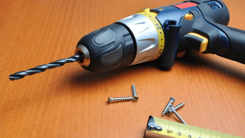 Uvod Bušenje rupa u pločicama i žbuci može biti pravi izazov, čak i za iskusne majstore. Pločice su krhke i sklone pucanju, a nepravilno bušenje može dovesti do ozbiljnih oštećenja koja zahtijevaju skup popravak. Isto tako, nepravilno bušenje može uzrokovati da rupa ne bude ravna, što može utjecati na estetiku i funkcionalnost prostora. Kako biste izbjegli ove probleme, važno je poznavati pravilne tehnike i koristiti odgovarajuće alate. U ovom članku istražit ćemo korake i trikove koji će vam pomoći da izbušite rupu upravo onako kako želite – ravno i bez oštećenja. Naučit ćete kako pravilno pripremiti površinu, odabrati pravi alat i primijeniti tehniku koja osigurava uspjeh. Bez obzira jeste li početnik ili imate iskustva, ove praktične savjete možete lako primijeniti u praksi. Uz detektore, specijalne bušilice i jednostavne zaštitne trikove, možete izbušiti rupu bez straha od pucanja pločica ili oštećenja žbuke. Krenimo s osnovama kako biste bili sigurni u svaki svoj korak. Što to znači Bušenje ravne i čiste rupe bez oštećenja znači da ste uspjeli probiti pločicu, zid ili žbuku bez stvaranja pukotina, neravnina ili mrlja. To je posebno važno u prostorijama poput kupaonica i kuhinja, gdje su pločice često dekorativni, ali i funkcionalni elementi. Oštećenje pločica ne samo da narušava estetiku prostora već može izazvati i probleme poput prodiranja vlage. Kada govorimo o “ravnoj rupi”, mislimo na rupu koja je izbušena okomito ili pod točno željenim kutom, bez odstupanja. Ovo je ključno za pravilno postavljanje vijaka, tipli ili nosača. Na primjer, ako postavljate nosač za ručnik u kupaonici, a rupa nije ravna, nosač može stajati ukoso, što nije samo neestetski već i nepraktično. Razumijevanje materijala s kojim radite također je ključ uspjeha. Pločice su često izrađene od keramike, porculana ili stakla, a svaki od ovih materijala ima svoje posebnosti. Keramika je mekša i lakša za bušenje, dok je porculan tvrđi i zahtijeva više pažnje. Žbuka, s druge strane, može biti mekana ili tvrda ovisno o vrsti i starosti zida. Kako funkcionira Priprema površine Priprema je ključna. Prvo, očistite površinu pločice ili zida kako biste uklonili prašinu i masnoće. Ovaj korak osigurava dobru vidljivost i sprječava klizanje bušilice. Ako bušite pločice, označite točno mjesto gdje želite napraviti rupu koristeći marker ili komad ljepljive trake. Ljepljiva traka također može pomoći u sprječavanju pucanja jer smanjuje vibracije. Odabir alata Pravi alati čine razliku. Za bušenje pločica preporučuje se uporaba bušilice s podesivom brzinom i svrdla za keramiku ili staklo. Ova svrdla obično imaju vrh obložen dijamantima ili volfram-karbidom, što ih čini dovoljno oštrim i izdržljivim. Ako bušite žbuku ili zid, koristite svrdla za beton i razmislite o korištenju udarne bušilice. Osoba priprema zid za bušenje pomoću zaštitne trake i ravnala, osiguravajući preciznost i zaštitu od oštećenja. Photo by Ömer Haktan Bulut on Unsplash Tijekom bušenja Prilikom bušenja, ključ je strpljenje. Započnite s niskom brzinom kako biste izbjegli pregrijavanje svrdla i oštećenje pločice. Kada probijete glazuru pločice, možete povećati brzinu, no uvijek pazite da ne forsirate bušilicu. Ako osjetite otpor, stanite i provjerite stanje svrdla i površine. Za dodatnu preciznost, koristite vodilicu za bušenje koja drži bušilicu stabilnom. Ovo je posebno korisno za početnike ili kod bušenja na klizavim površinama. Praktični primjeri Primjer 1: Postavljanje ogledala u kupaonici. Ako trebate izbušiti rupe za nosače ogledala, prvo označite točke na pločicama. Zalijepite komad trake preko oznake kako biste spriječili klizanje svrdla. Koristite svrdlo za keramiku i počnite bušiti na niskoj brzini. Nakon što probijete pločicu, zamijenite svrdlo onim za beton kako biste nastavili bušenje u zidu. Primjer 2: Montaža kuhinjskih polica. Kod bušenja kroz keramičke pločice u kuhinji, postupak je sličan – koristite marker za precizno označavanje, ljepljivu traku za zaštitu i svrdla za keramiku i beton. Također, uvijek provjerite ima li ispod pločice električnih instalacija pomoću detektora. Primjer 3: Bušenje rupa na vanjskim zidovima. Ako bušite kroz žbuku ili opeku, koristite udarnu bušilicu i svrdla za beton. Pripremite područje oko mjesta bušenja kako biste uhvatili prašinu, primjerice pomoću ljepljive trake postavljene ispod rupe. Benefiti i primjena Pravilno bušenje ne samo da osigurava estetski rezultat već i produljuje vijek trajanja pločica i zida. Osim toga, pravilno izbušene rupe omogućuju sigurno postavljanje nosača, polica, ogledala i drugih elemenata. Ovo je posebno važno u prostorima koji su izloženi vlazi ili čestim promjenama temperature, poput kupaonica i vanjskih zidova. Primjena ovih tehnika nije ograničena samo na kućanstva. Mnoge industrije, uključujući građevinu i dizajn interijera, oslanjaju se na precizno bušenje kako bi osigurale kvalitetu i sigurnost svojih projekata. Na primjer, postavljanje staklenih pregrada u uredima zahtijeva precizno bušenje rupa kroz staklo i pločice. Osim toga, pravilno bušenje smanjuje rizik od skupih popravaka. Puknuta pločica često zahtijeva zamjenu cijele plohe, što može biti skupo i dugotrajno. Primjenom pravilnih tehnika izbjegavate te probleme. Blizak prikaz svrdla za bušenje porculanskih pločica, ilustrirajući specijalizirani alat za izbjegavanje pucanja pločica. Photo by Declan Sun on Unsplash Najčešća pitanja Kako spriječiti klizanje bušilice na pločici? Zalijepite komad ljepljive trake preko mjesta gdje želite bušiti. Traka stvara trenje i sprječava klizanje svrdla. Također, koristite bušilicu s niskom brzinom na početku. Koje svrdlo koristiti za pločice? Koristite svrdla s vrhom od volfram-karbida ili dijamanta. Ova svrdla su posebno dizajnirana za rad s tvrdim i krhkim materijalima poput pločica. Što učiniti ako pločica pukne? Ako pločica pukne, odmah prekinite bušenje. Uklonite oštećenu pločicu i zamijenite je novom. Prije ponovnog bušenja, provjerite je li svrdlo ispravno i koristite zaštitne mjere poput ljepljive trake. Zaključak Bušenje rupa u pločicama i žbuci može zvučati zastrašujuće, ali uz pravu tehniku, alate i pripremu, možete izbjeći pucanje i oštećenja. Ključ uspjeha je u strpljenju, preciznosti i korištenju odgovarajuće opreme. Bez obzira radite li na renovaciji kupaonice, postavljanju kuhinjskih polica ili instaliranju dekoracija, ovim savjetima osigurat ćete profesionalne rezultate. Sljedeći put kada se suočite s izazovom bušenja, prisjetite se ovog vodiča i budite sigurni da ćete posao obaviti bez stresa i neugodnih iznenađenja. Više ovakvih tema pročitajte u kategoriji: DIY i uređenje doma