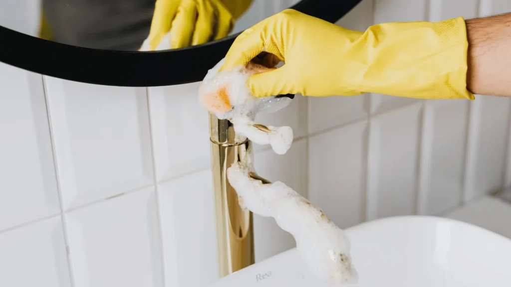 Kako očistiti kamenac s slavina i tuša bez oštećenja kroma