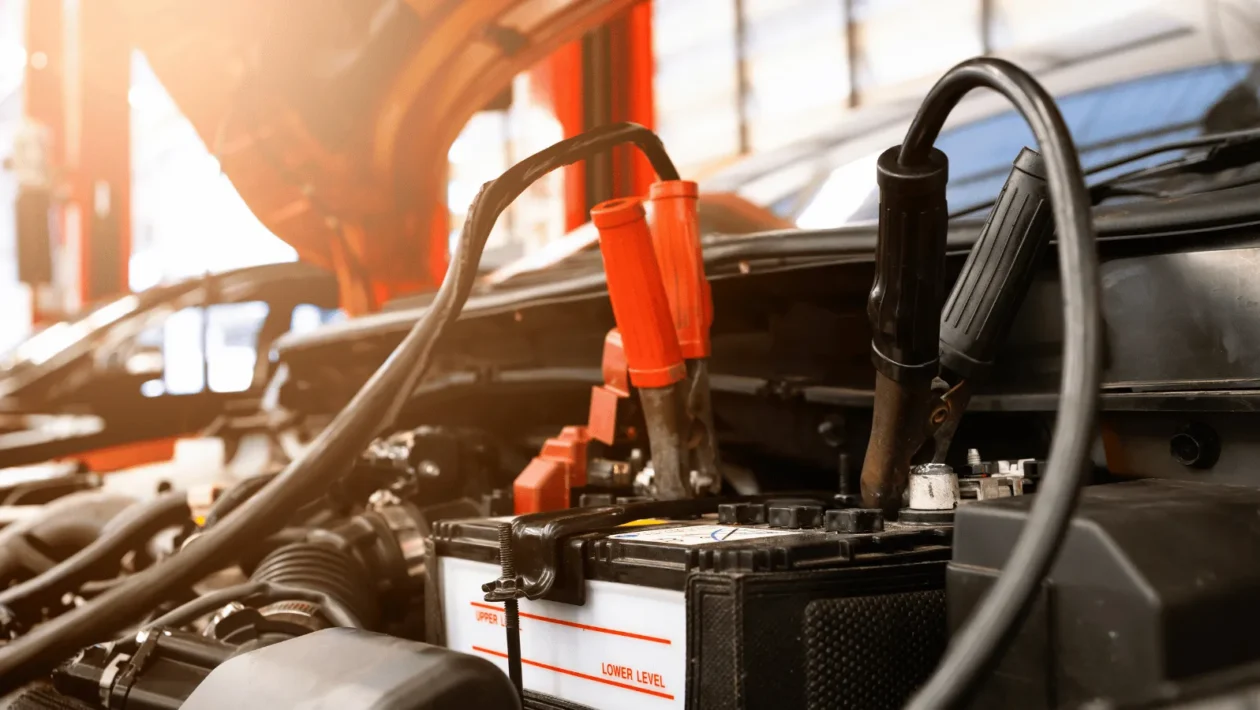 Sigurno paljenje automobila na kablove zimi, dva moderna auta parkirana jedan uz drugi uz pravilnu pripremu