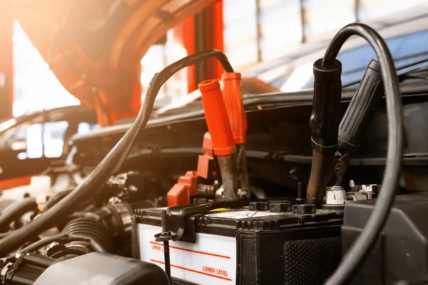 Sigurno paljenje automobila na kablove zimi, dva moderna auta parkirana jedan uz drugi uz pravilnu pripremu