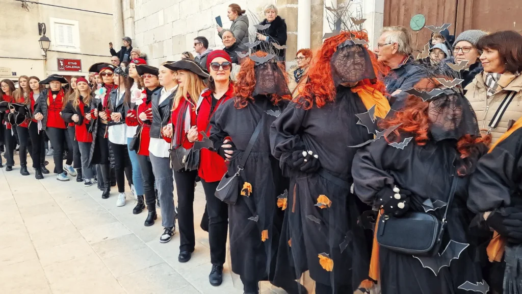 Paški zimski karneval 2026 – maškare i glazba na Trgu Petra Krešimira IV