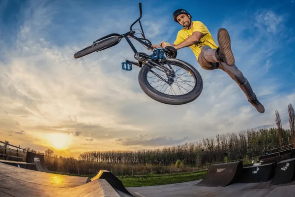 vozač bmx izvodi akrobatski trik