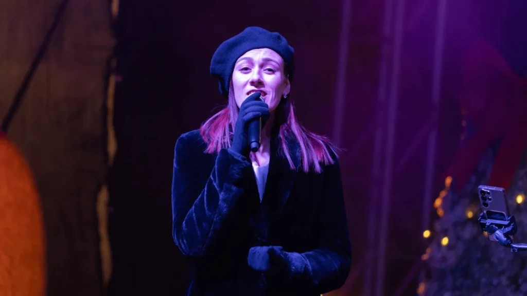 Doček Nove godine na Trgu Petra Krešimira IV u Pagu uz glazbu i lampione