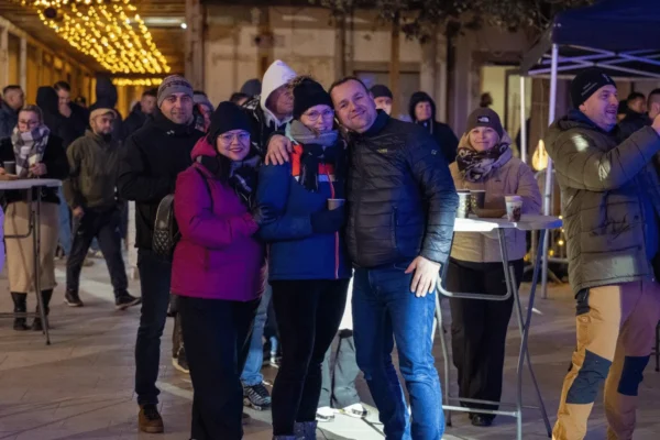 Doček Nove godine na Trgu Petra Krešimira IV u Pagu uz glazbu i lampione