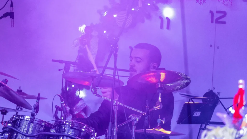 Doček Nove godine na Trgu Petra Krešimira IV u Pagu uz glazbu i lampione