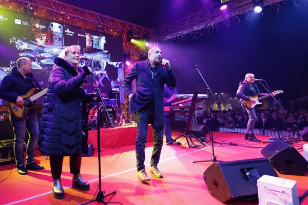 Dražen Zečić nastupa na Trgu Petra Zoranića u Zadru tijekom Adventa