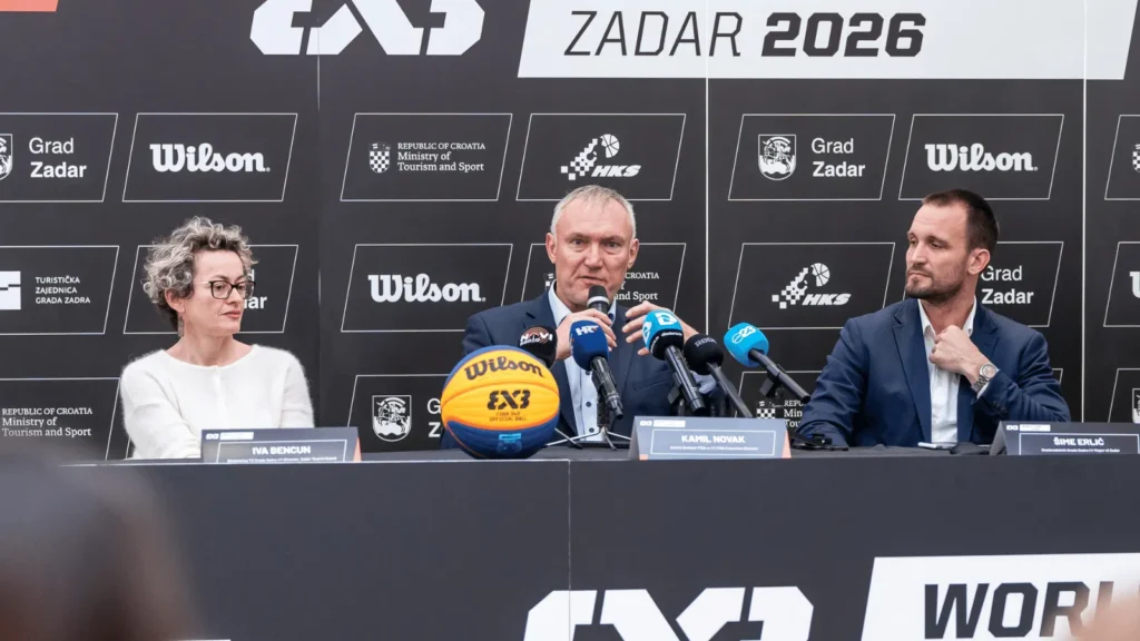 Fotografija s press konferencije za FIBA 3x3 World Tour Zadar, prikazuje najavu turnira i organizatore događaja.