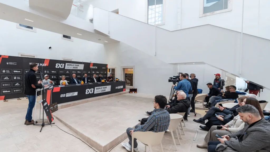 Fotografija s press konferencije za FIBA 3x3 World Tour Zadar, prikazuje najavu turnira i organizatore događaja.