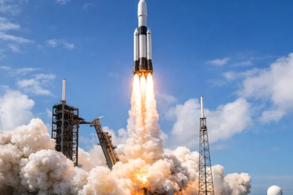 Lansiranje rakete prema orbiti s vidljivim plamenom motora