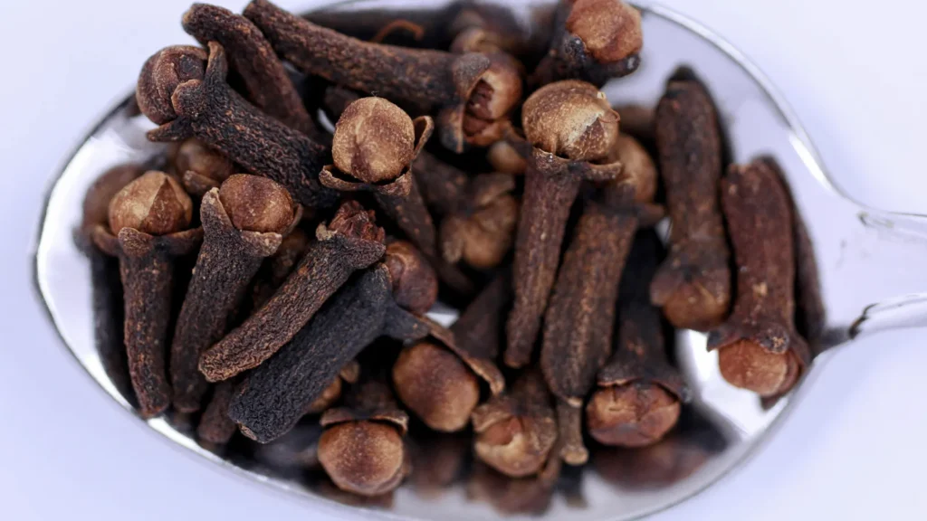 Ilustrativna fotografija za članak o klinčić: kako koristiti, čuvati i pripremiti