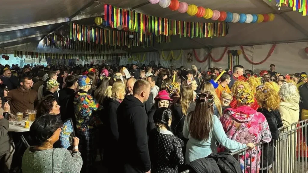 Paški zimski karneval 2026 – maškare, glazba i povorka na Trgu Petra Krešimira IV