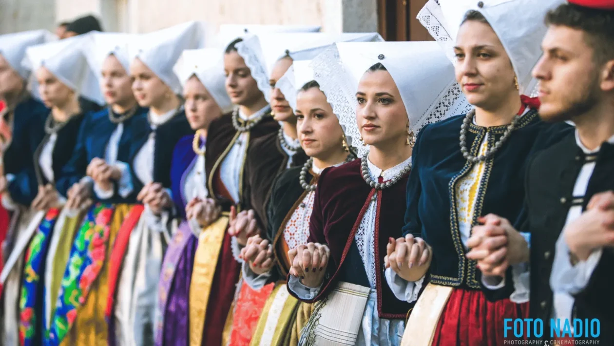 Paški zimski karneval 2026 – maškare, glazba i povorka na Trgu Petra Krešimira IV