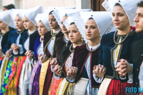 Paški zimski karneval 2026 – maškare, glazba i povorka na Trgu Petra Krešimira IV